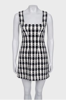 Fitted dress with a zipper and a square neckline