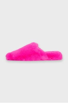 Pink flip-flops with long pile