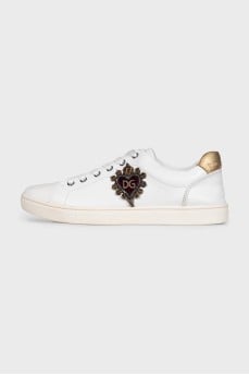 Men's leather sneakers decorated with patches