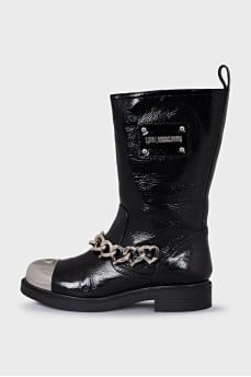 Patent leather boots decorated with a chain