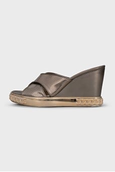 Leather flip-flops with perforations