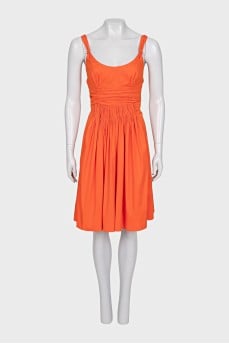 Fitted dress with zip and pleats