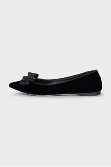 Velvet ballet flats decorated with bows