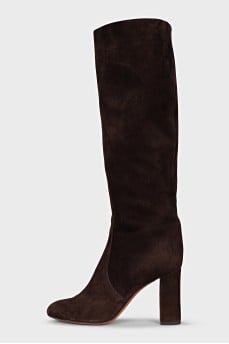 Suede boots with a stable heel