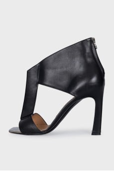 Leather sandals with metal toes