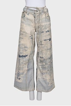 Wide-leg jeans with a printed belt