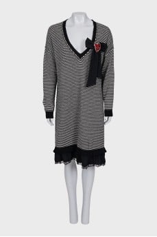 Striped dress decorated with a brooch