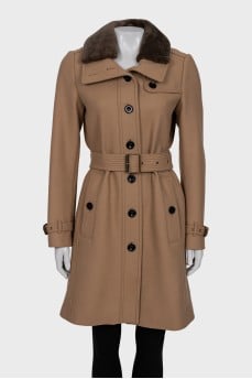 Brown coat with a detachable collar