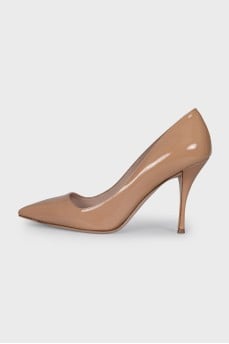 Beige patent leather pumps