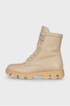 Leather boots with laces