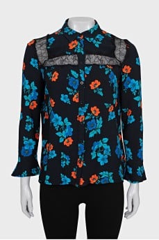 Straight blouse decorated with lace