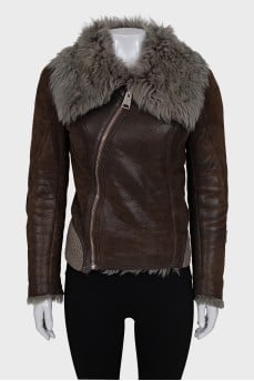 Shortened leather sheepskin coat with a zipper