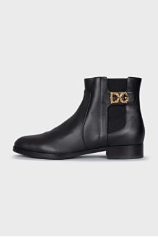 Leather boots with signature decor