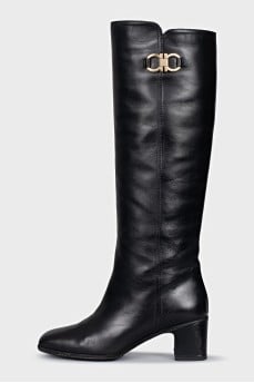 Leather boots without fastening