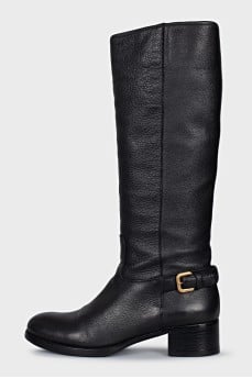 Leather boots with a zipper