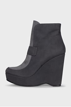 Ankle boots with a wedge heel and a zipper