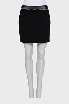 Black skirt with a chain belt