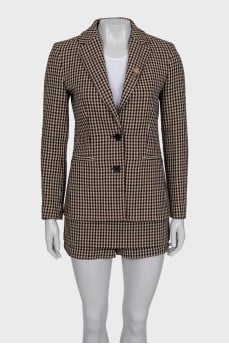 Suit of jacket with brooch and shorts