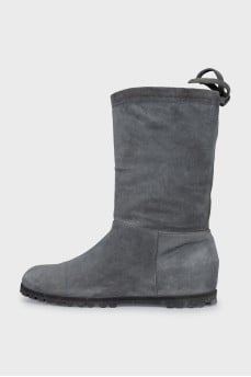 Insulated grey boots