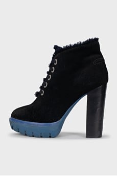 Suede ankle boots decorated with fur
