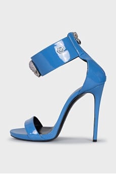 Leather sandals decorated with skulls