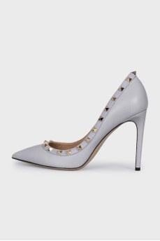 Leather pumps with studs