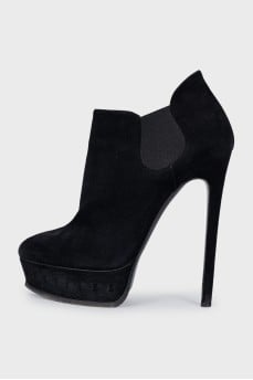 Suede ankle boots with a textured sole