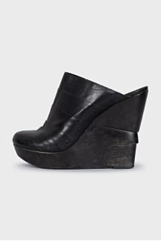 Leather shoes with a textured wedge heel