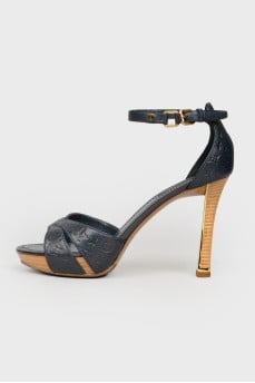 Sandals with a closed heel with perforation