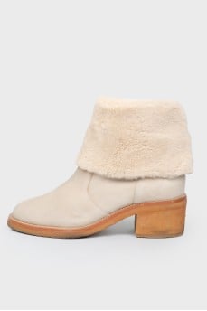 Beige leather boots with fur