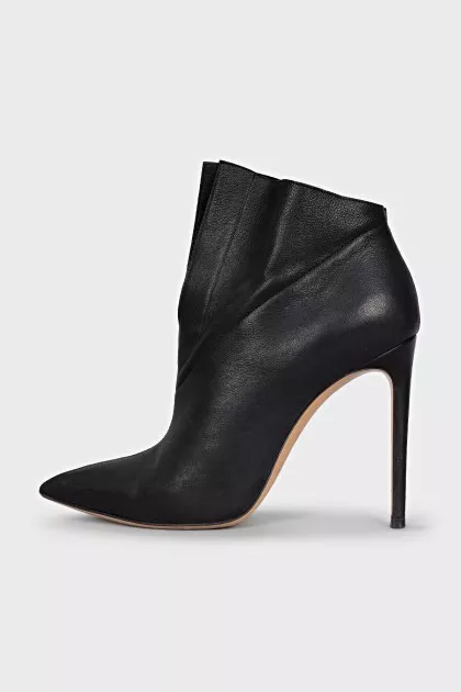 Pointed-toe ankle boots
