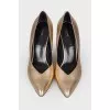Золотистые туфли Creased Heel Pump 85