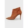 Pointed toecap suede ankle boots