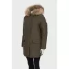 Зеленая парка с мехом енота