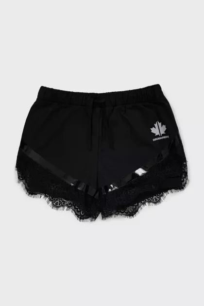 Спортивные шорты декорированные кружевом