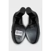 Leather shoes decorated with fringe