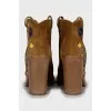 Suede ankle boots decorated with embroidery