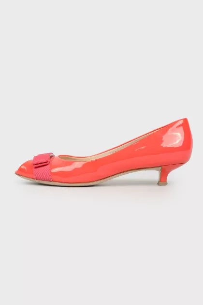 Красные лаковые туфли kitten heels