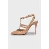 Босоножки Rockstud из бежевой кожи 
