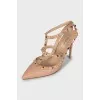 Босоножки Rockstud из бежевой кожи 