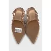 Босоножки Rockstud из бежевой кожи 