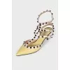 Туфлі Rockstud жовтого кольору