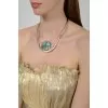 Серебристое колье с круглой вставкой из цветных камней с биркой