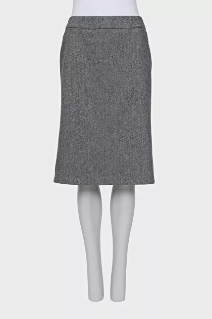 Straight cut skirt with pleats at the back