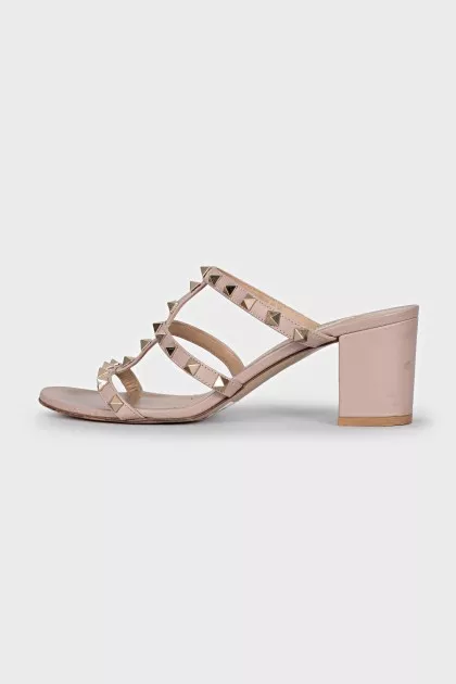 Бежевые босоножки из кожи Rockstud