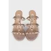 Бежевые босоножки из кожи Rockstud