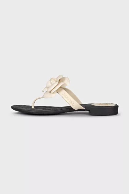 Flip flops with beige flower