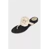 Flip flops with beige flower