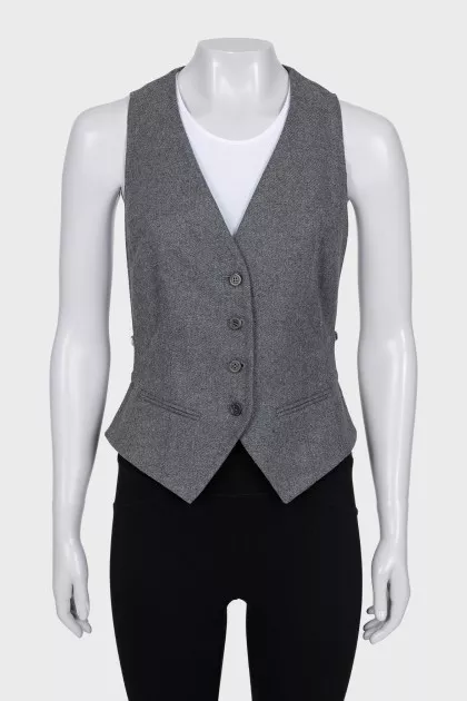 Fitted vest with buttons