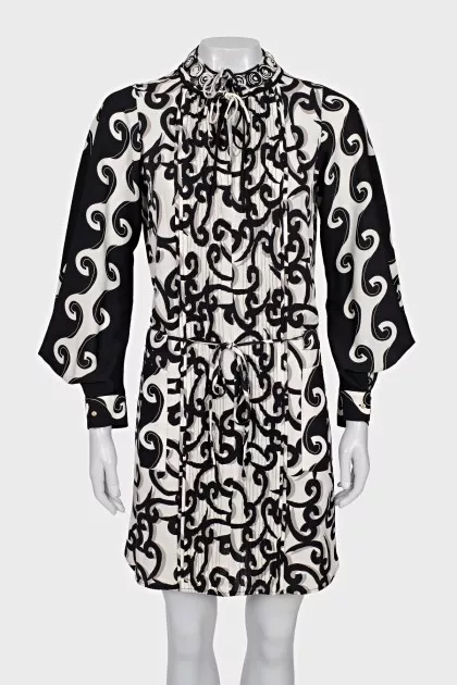 Fitted dress in black and white print